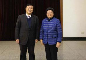 2012年2月16日，全國人大常委會(huì )原副委員長(cháng)顧秀蓮與時(shí)任今世緣董事長(cháng)、總經(jīng)理周素明合影。
