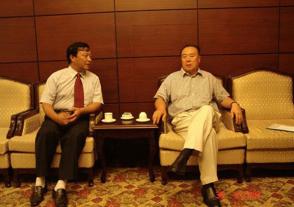 2006年8月30日，出席中華緣文化論壇的全國政協(xié)副主席白立忱與時(shí)任今世緣董事長(cháng)、總經(jīng)理周素明親切交談。