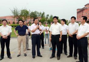 2013年7月12日，時(shí)任淮安市市長(cháng)曲福田視察今世緣技改項目。