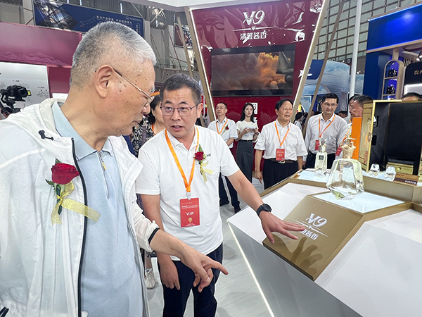 2024年8月8日，江蘇省原副省長(cháng)吳瑞林在第十四屆中國（南京）國際糖酒食品交易會(huì )上參觀(guān)今世緣展館