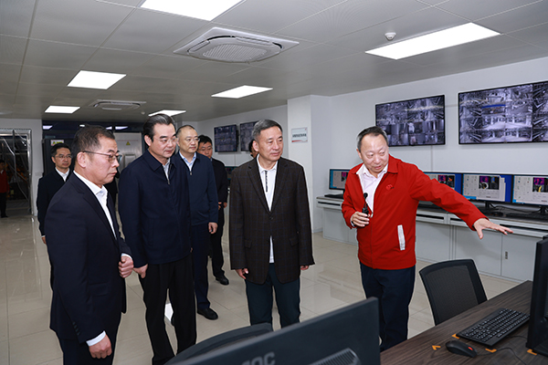 2024年11月13日，江蘇省人大常委會(huì )常務(wù)副主任、黨組副書(shū)記樊金龍調研今世緣酒業(yè)